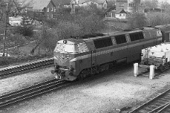 DSB MZ 1415 (type II) photographed at the railwaystation in Fredericia October 1978.  The MZ class (type I and II) was purchased from 1967 to 1970 in a number of 26. Only a few of these engines remain in service by DSB - most are now sold to other companies. Built by NOHAB and Frichs. Dieselelectric. Co'Co'. 2270 kW - 3300 hp. Max speed 143 km/h - 89 mph. Length 20 800 mm. Weight 116,5 metric tonnes. MZ 1415 was put in service in 1970. In 2004 sold to Norske Jernbaneverket.
